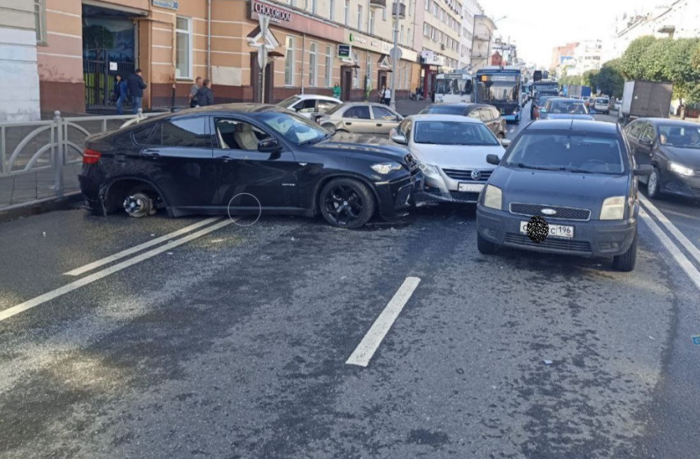 В Екатеринбурге на улице Малышева столкнулось шесть машин  | Шесть машин столкнулись в центре Екатеринбурга 