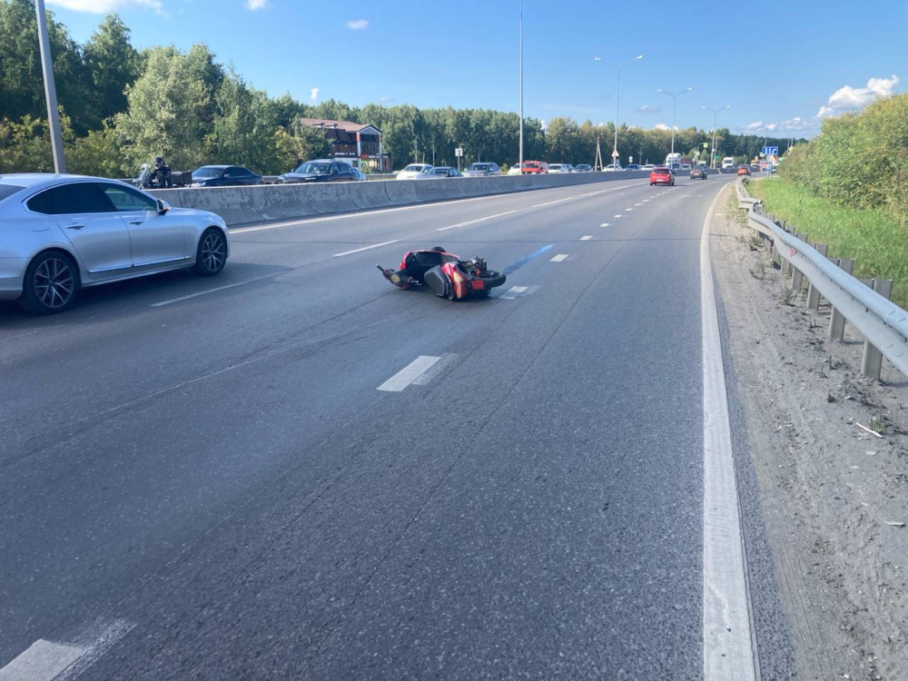 Ударился головой — под Тюменью разбился водитель скутера  | На тюменской трассе погиб водитель скутера