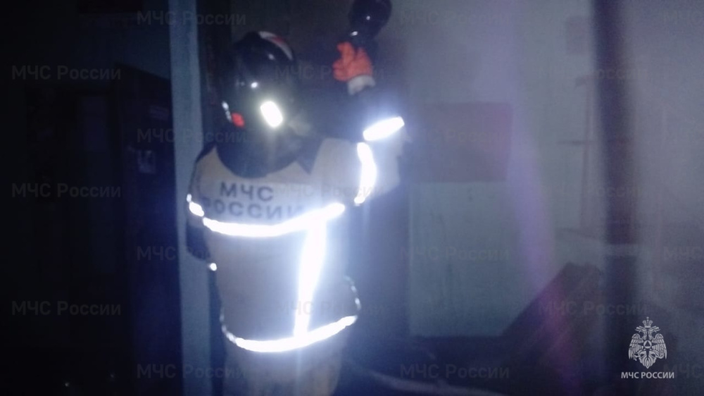 В Арамиле вспыхнул пожар: спасатели вовремя локализовали открытое горение | Пожар в Арамиле на площади 10 кв.м повредил магазин