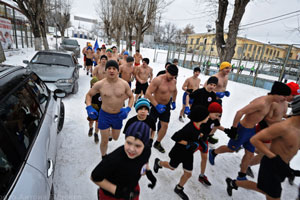 В Екатеринбурге Дед Мороз и Снегурочка устроили забег по Уралмашу В Екатеринбурге Дед Мороз и Снегурочка устроили забег по Уралмашу