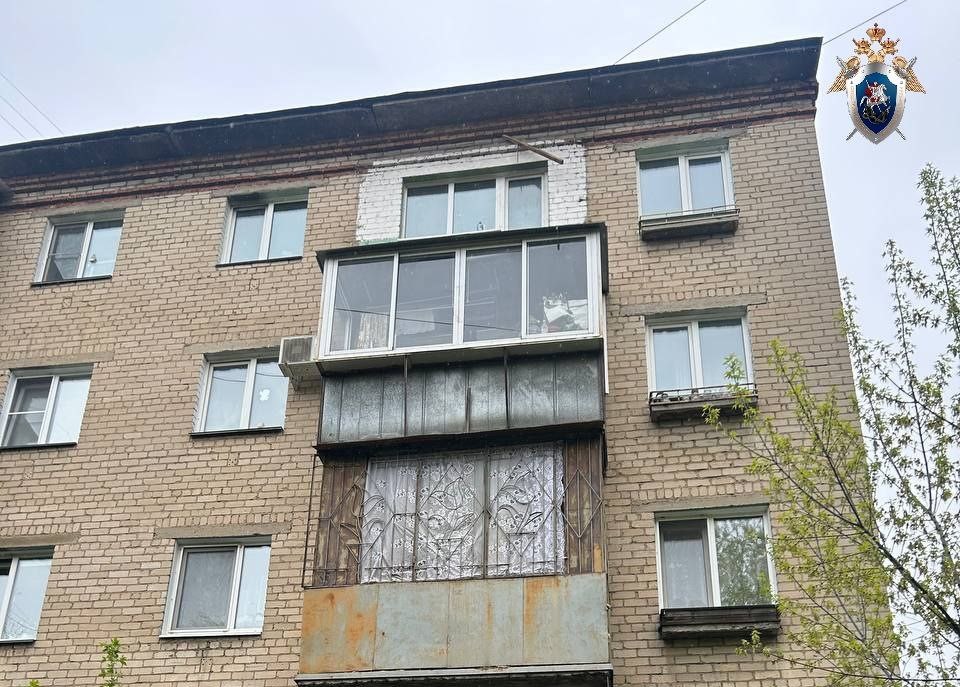 Снимали перила — два человека сорвались в Челябинске с пятого этажа | В Челябинске двое рабочих упали с балкона на пятом этаже 