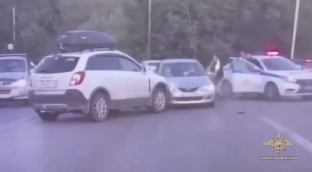 В машине был ребёнок - в Магнитогорске полицейские устроили погоню за нарушителем | На Урале полиция поймала автомобилиста, опасно ехаашего с ребёнком