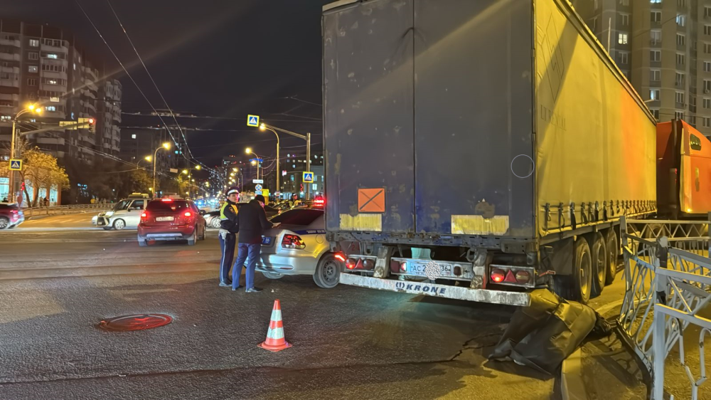 В Екатеринбурге грузовик под управлением тюменца задавил женщину  | Грузовик из Тюмени задавил женщину в Екатеринбурге 