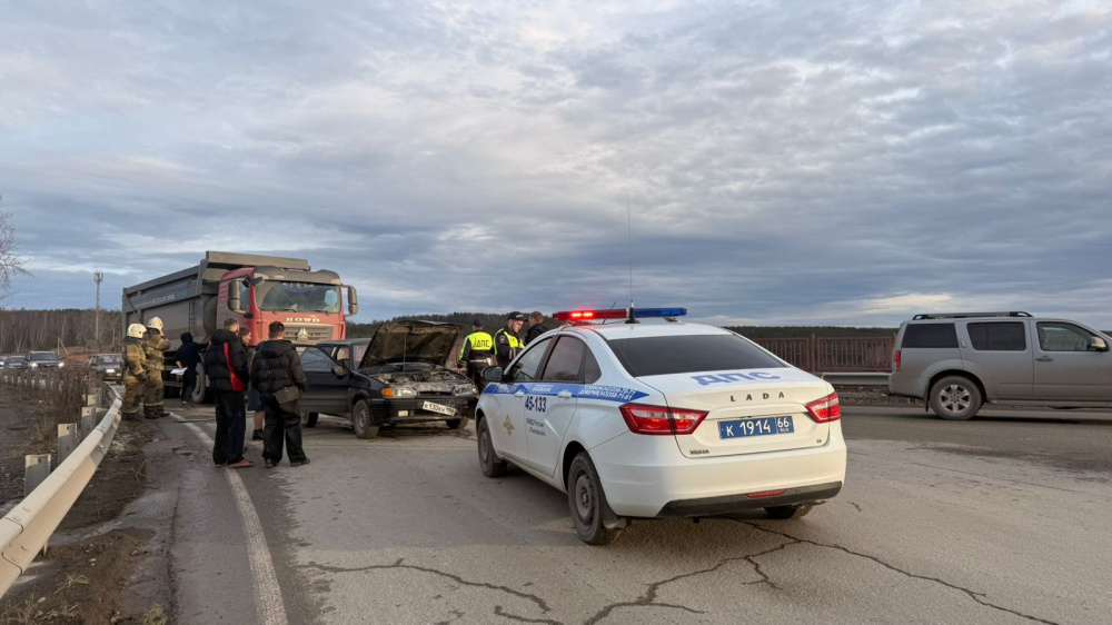 В Полевском грузовик спровоцировал ДТП с участием нескольких машин  | На Урале в Полевском произошла массовая дорожная авария  