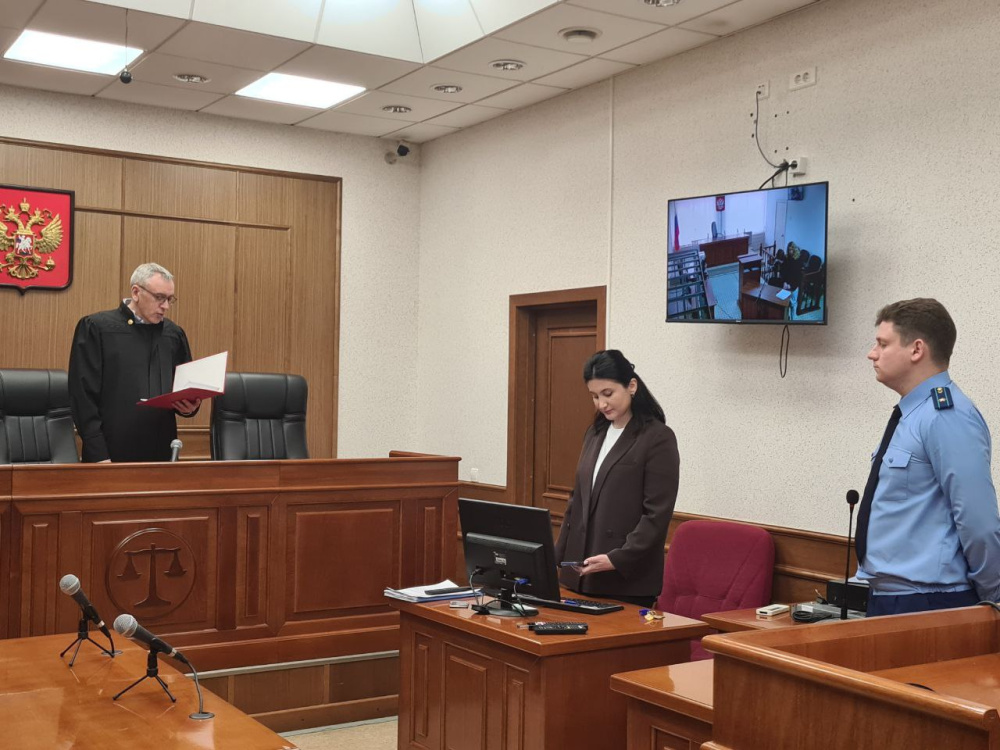 Свердловчанка прикурила от Вечного огня — суд назначил штраф 80 тыс. рублей | Женщину оштрафовали за сигарету у Вечного огня в Ирбите