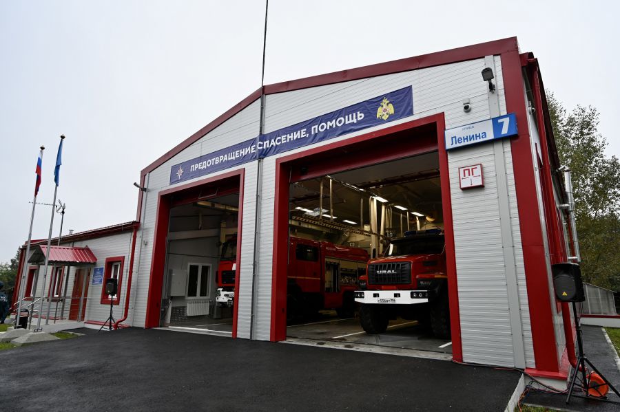 В посёлке Шабровский под Екатеринбургом открылось пожарное депо  | Глава МЧС Куренков открыл пожарное депо под Екатеринбургом 