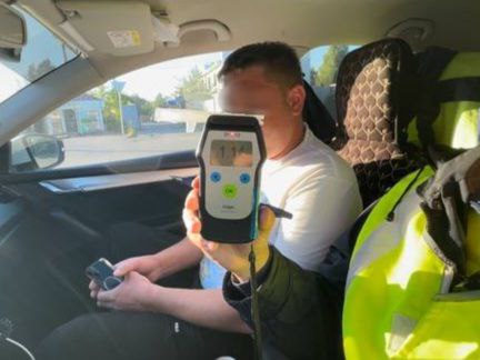 Тюменцы сдали полицейским вежливого пьяного водителя | В Тюменской области ГИБДД поймала вежливого пьяницу за рулем