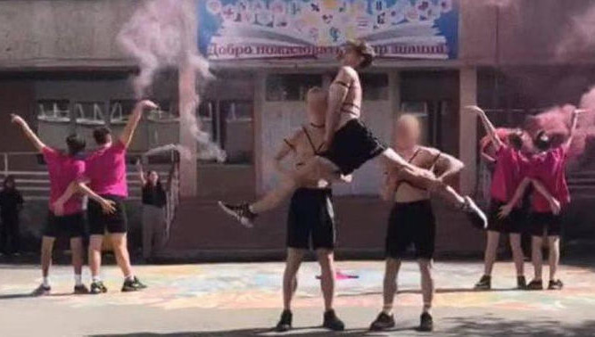 Суд признал виновной экс-замдиректора лицея в Екатеринбурге после «ЛГБТ-танца» учеников Суд признал виновной экс-замдиректора лицея в Екатеринбурге после «ЛГБТ-танца» учеников