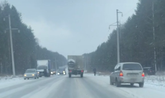 Дорогу в Свердловской области замело снегом