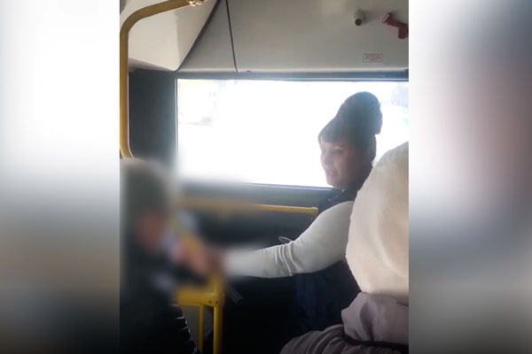 "Я знаю свои правила!": В Тюмени кондуктор обматерила школьника за самокат в салоне автобуса