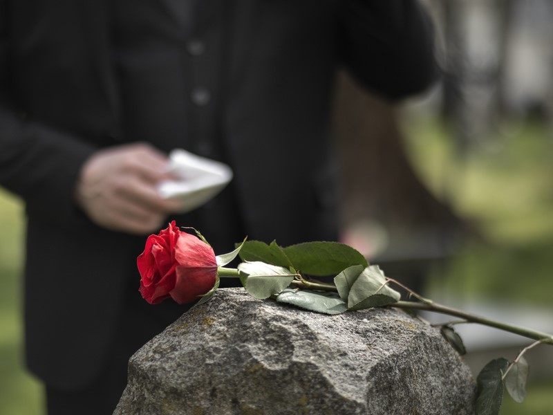 «Вот и встретились»: министр культуры с подсолнухами пришел проститься с Николаем Колядой | Министр культуры Свердловской области пришел проститься с Николаем Колядой «Вот и встретились»: министр культуры с подсолнухами пришел проститься с Николаем Колядой | Министр культуры Свердловской области пришел проститься с Николаем Колядой