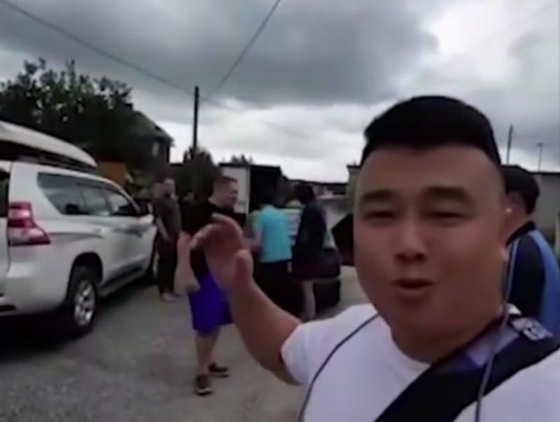 Китайца с водкой выгнали из уральской деревни за ролики, которые он снимает  | Китайского блогера прогнали из уральской деревни