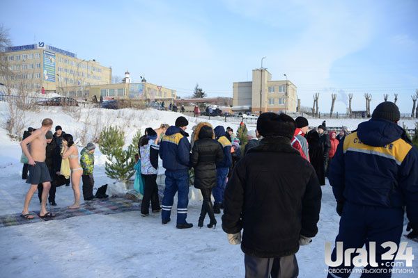Сотрудники МЧС, полиции и медики обеспечивают безопасность и порядок на празднике Крещения