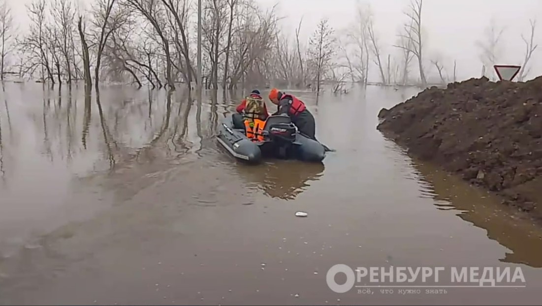 До последнего отказывались эвакуироваться - оренбуржцы молят спасателей о помощи | В Оренбуржье люди массово просят эвакуировать их из зоны паводка