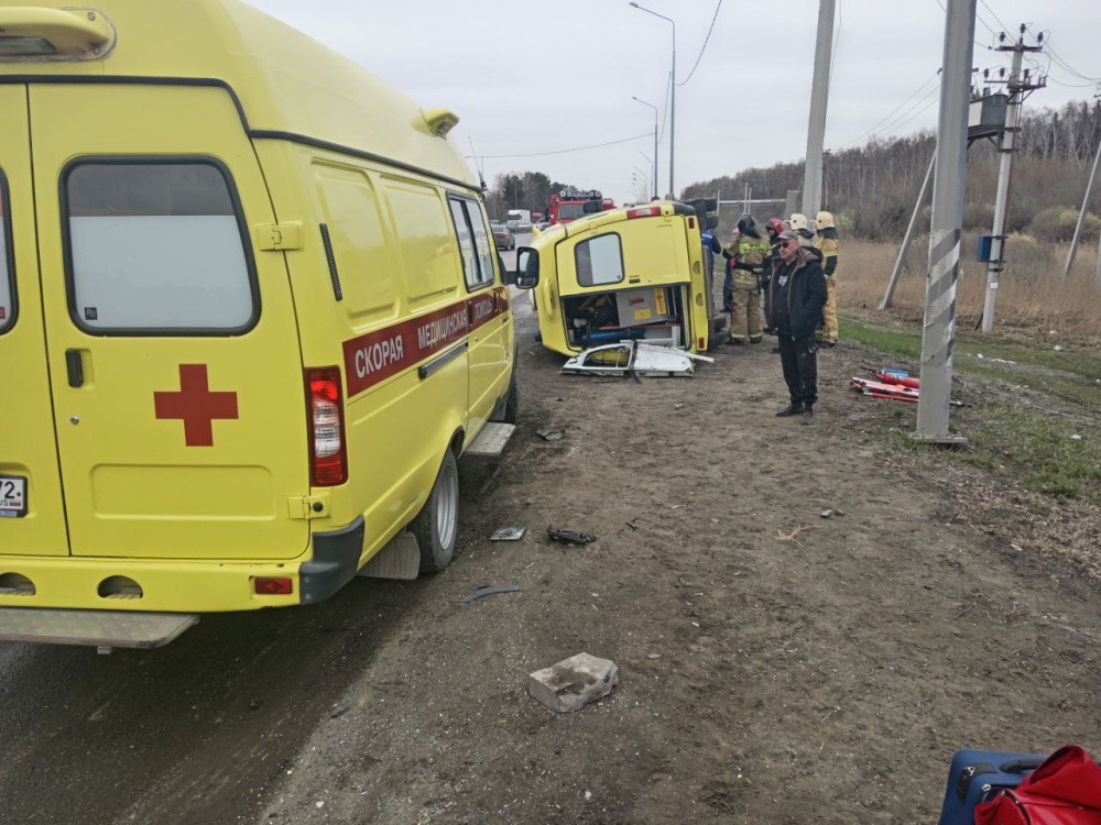 Под Тюменью пьяный водитель грузовика спровоцировал ДТП со скорой помощью  | В Тюменской области столкнулись машина скорой помощи и грузовик 