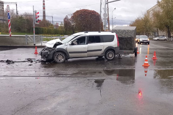 В Екатеринбурге в ДТП пострадали четыре человека В Екатеринбурге в ДТП пострадали четыре человека