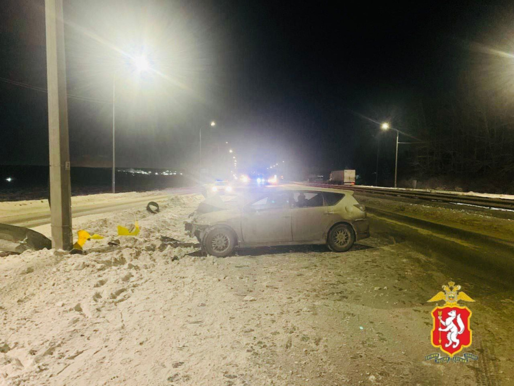 После корпоратива заснул за рулём — на Урале «Toyota врезалась в фонарный столб | Пьяный уралец возвращался с корпоратива и врезался в опору освещения 