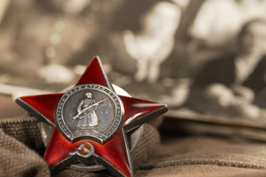 Школьники закидали камнями 77-летнего узника концлагеря - подарок к 70-летию Победы?!