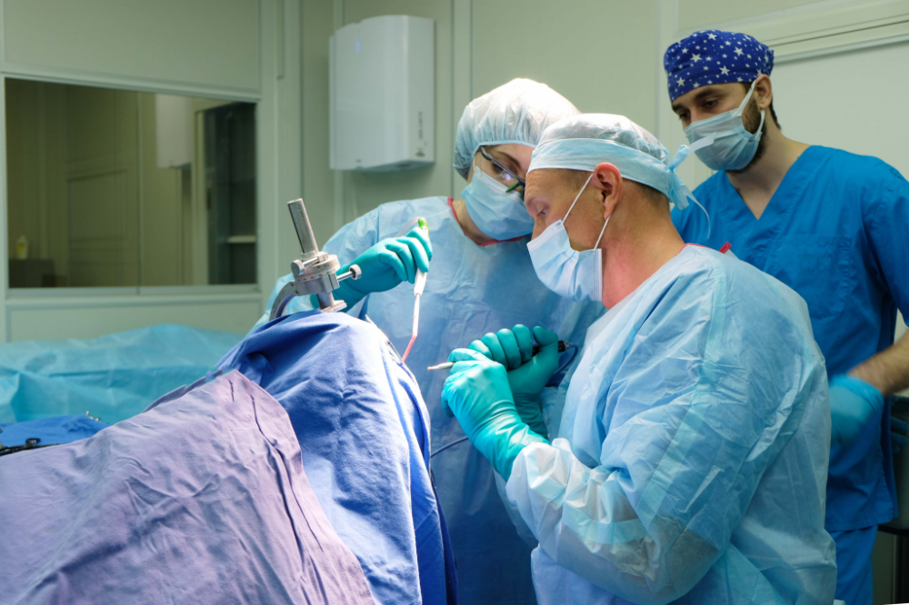 В Свердловском онкоцентре спасли мужчину, у которого росла «вторая голова»  | Уральские врачи спасли мужчину с огромной опухолью мозга 