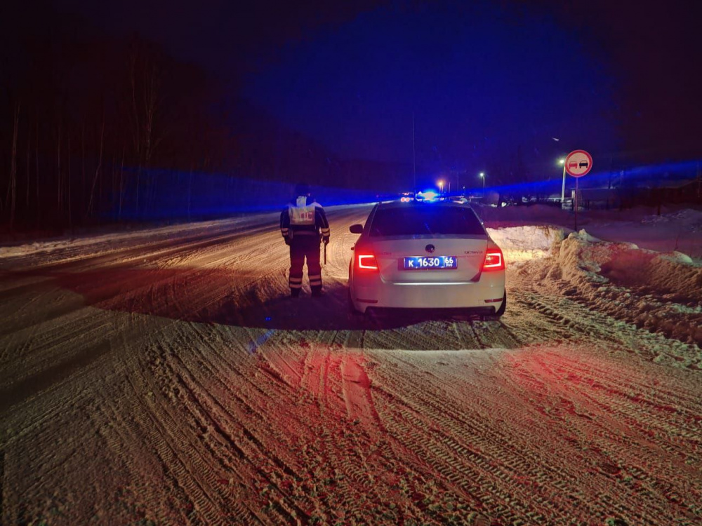 Свердловская ГИБДД предупреждает водителей о затруднениях на дорогах | В Свердловской области осложнилась дорожная обстановка 