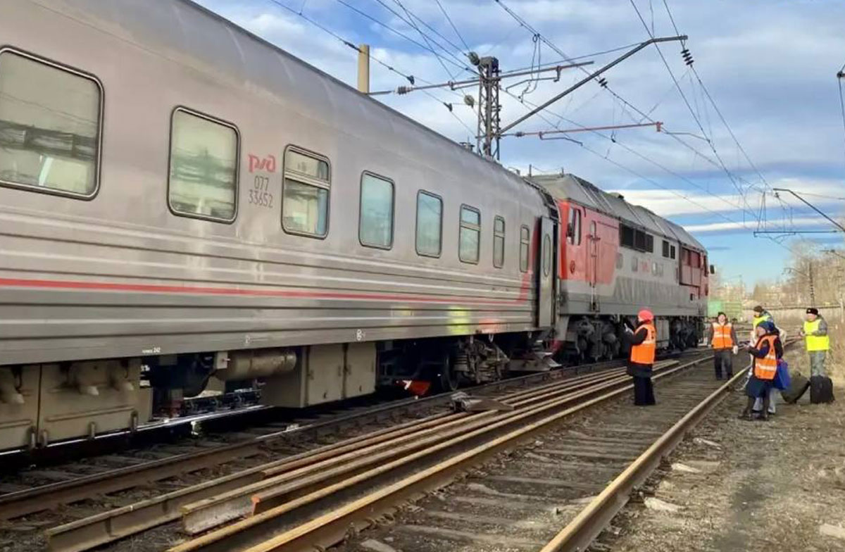 Под Серовом сошёл пригородный поезд — движение нарушено, идёт проверка | На станции под Серовом сошёл пригородный поезд