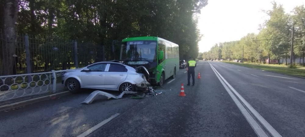 В столице Урала «Chevrolet» врезался в рейсовый автобус "ПАЗ" | В Екатеринбурге иномарка протаранила автобус с пассажирами 