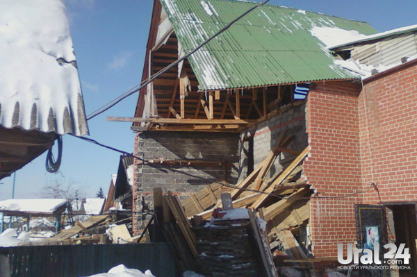 В одном из домов Ревды взорвался газовый баллон. Видео, фото В одном из домов Ревды взорвался газовый баллон. Видео, фото