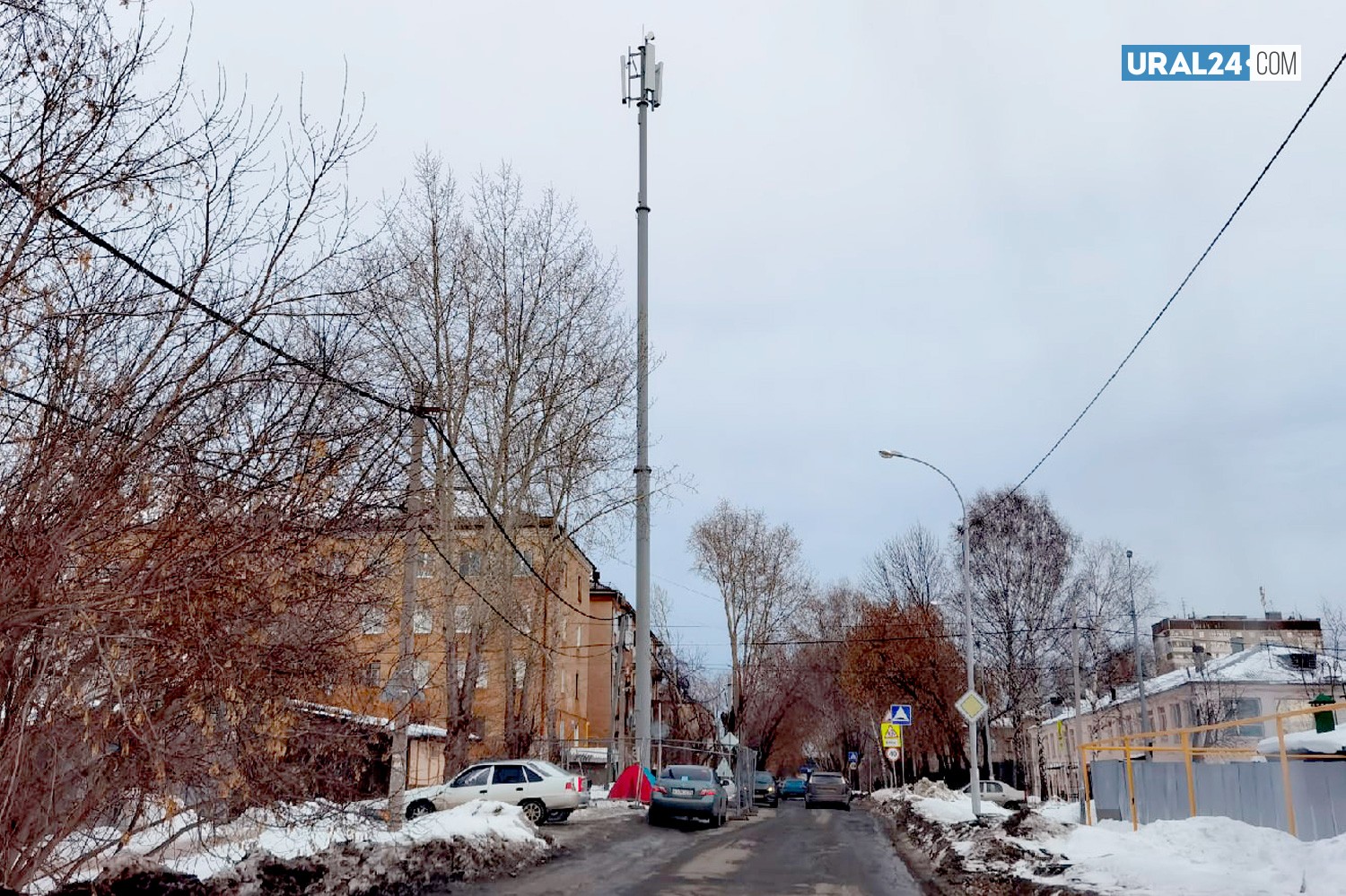 Жители Екатеринбурга установили палатку и требуют от сотовой компании, установившей вышку под их окнами, выполнения закона Жители Екатеринбурга установили палатку и требуют от сотовой компании, установившей вышку под их окнами, выполнения закона