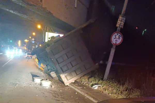 В Екатеринбурге водитель грузовика повредил путепровод В Екатеринбурге водитель грузовика повредил путепровод