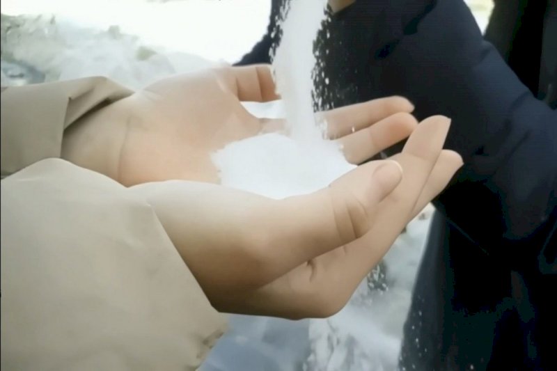 Дети солью посыпают обледеневшие дороги в Кургане