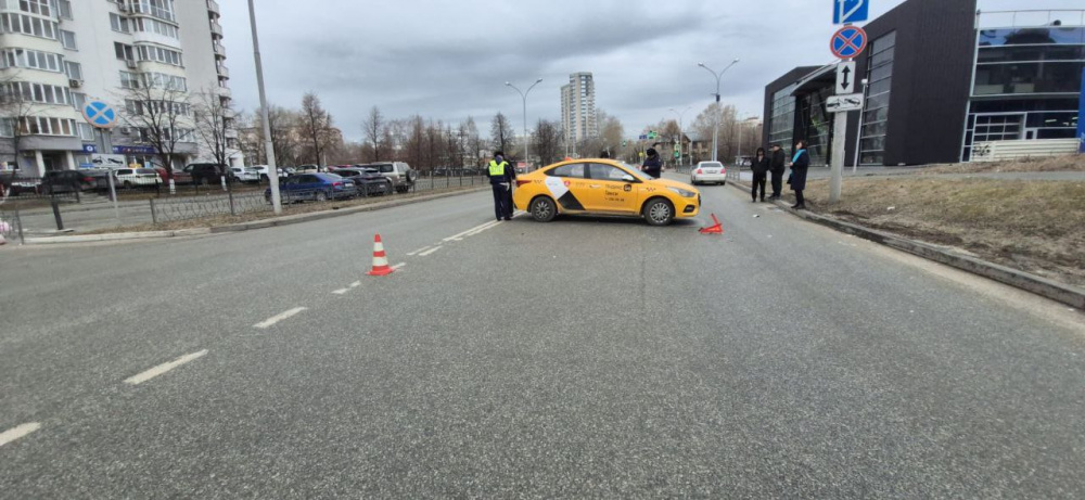 В Екатеринбурге таксист насмерть сбил мужчину на самокате | На Урале столкнулись такси и электросамокат, есть погибший В Екатеринбурге таксист насмерть сбил мужчину на самокате | На Урале столкнулись такси и электросамокат, есть погибший