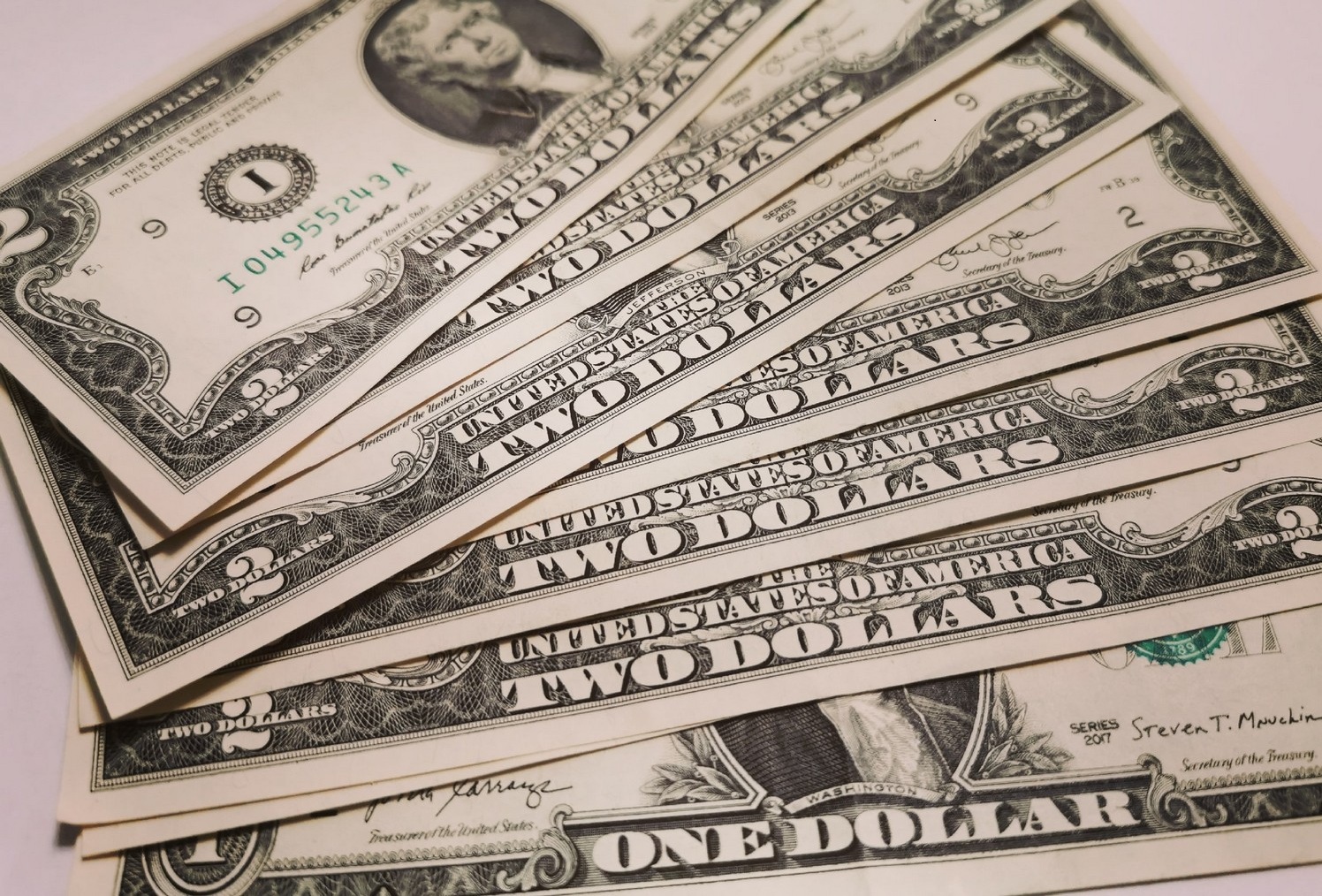 Рубль крепнет, доллар падает. Нужно ли покупать валюту