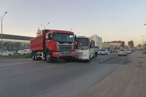 В Березовском в ДТП с рейсовым автобусом травмы получили 3 человека, двое из них дети В Березовском в ДТП с рейсовым автобусом травмы получили 3 человека, двое из них дети