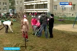 Масштабный субботник прошел в Екатеринбурге в выходные Масштабный субботник прошел в Екатеринбурге в выходные