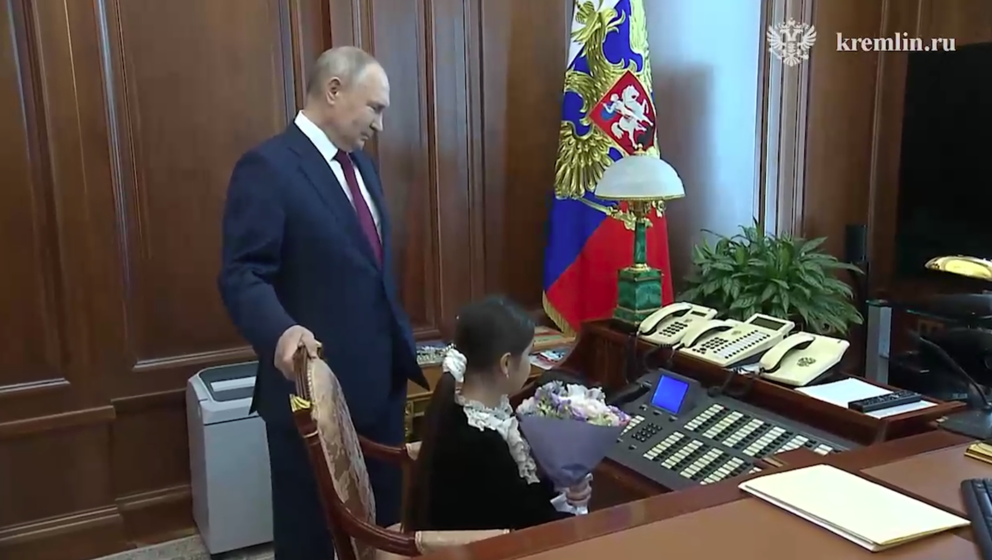 Путин усадил девочку из Дербента в президентское кресло