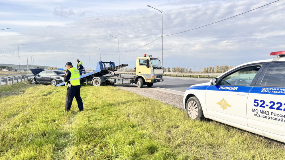 Под Екатеринбургом столкнулись две машины, есть пострадавший  | Пьяный водитель пострадал в ДТП на трассе на Урале 