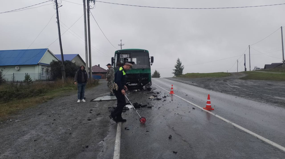 Автобус и легковушка столкнулись в Ревде, пострадали несколько пассажиров  | В Ревде пассажиры автобуса пострадали при ДТП 