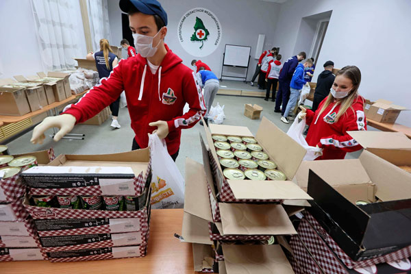 Добровольцы доставят 900 продуктовых наборов уральцам