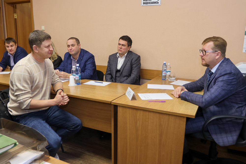 Мэр Первоуральска начал неделю с личных встреч с горожанами | Мэр Первоуральска встретился с жителями: планы ремонта дорог и ДК Горняк