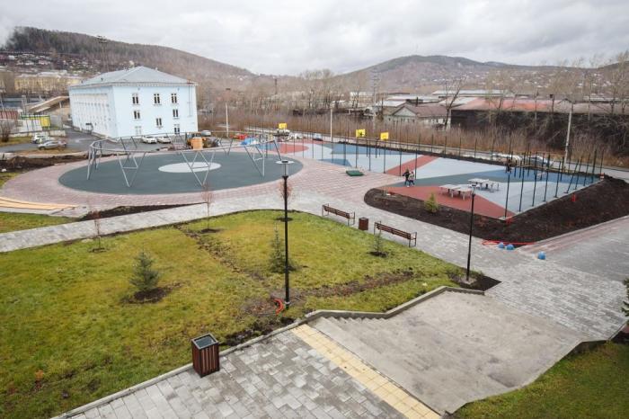 В Златоусте завершают обустройство сквера в честь инженера Тищенко — теперь там и спорт, и культура | В Златоусте заканчивают обустройство сквера инженера Тищенко 