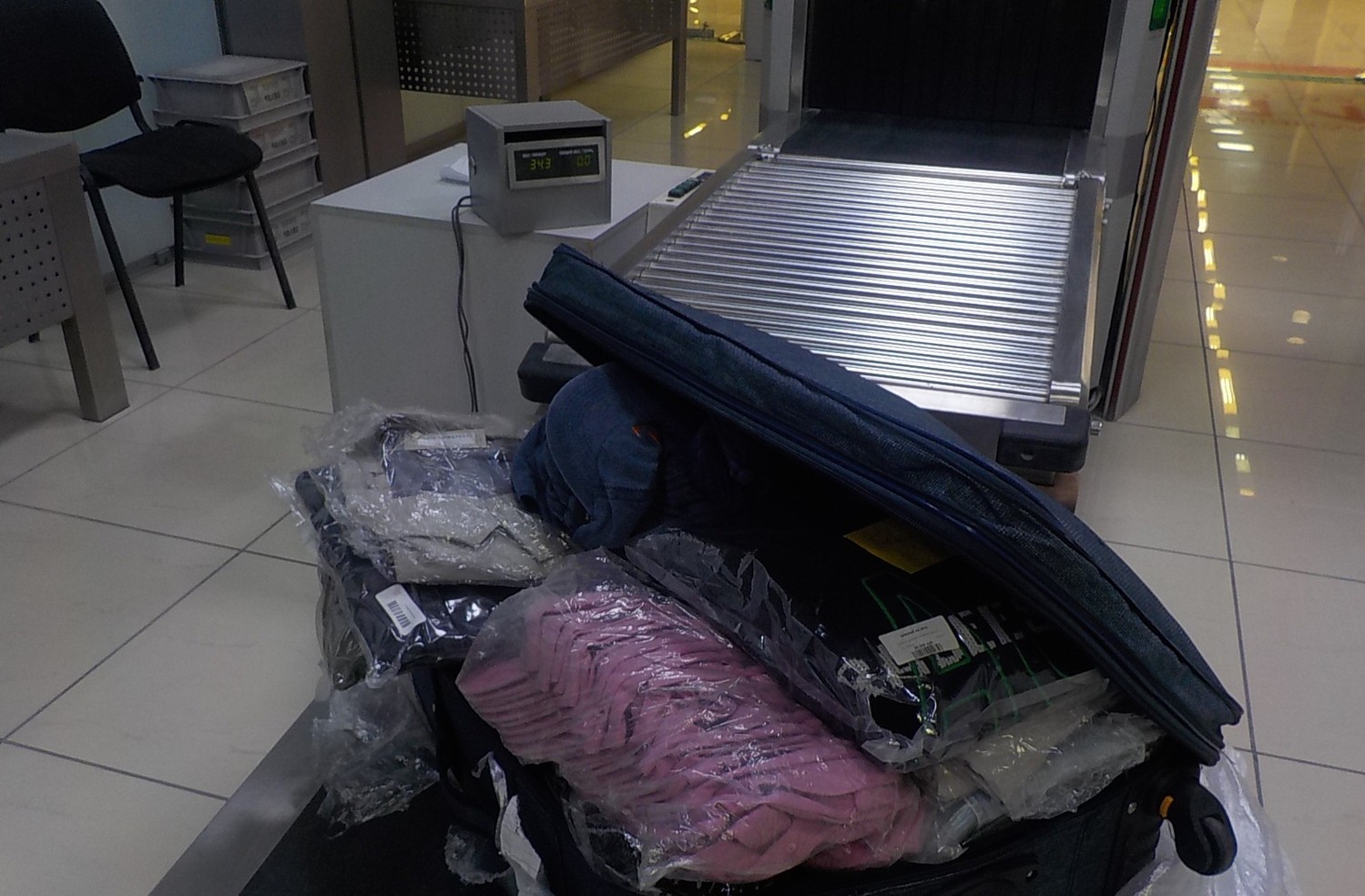 Таможенники аэропорта Кольцово обнаружили незадекларированную партию дизайнерской одежды