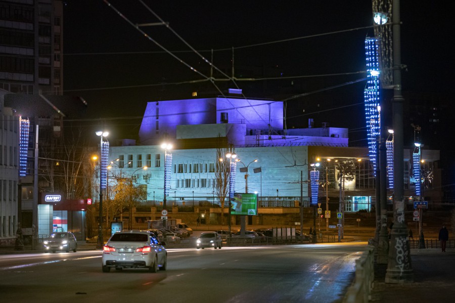 В Екатеринбурге подсветят синим знаковые здания в знак внимания к аутистам | Аутистов Екатеринбурга поддержат синей подсветкой зданий 