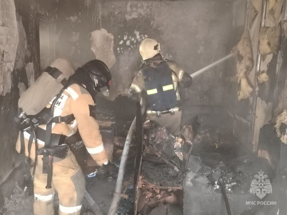 Красотки из Таиланда? В центре Екатеринбурга потушили горевшую квартиру  | Пожарные справились с огнём в переулке Красный в Екатеринбурге 