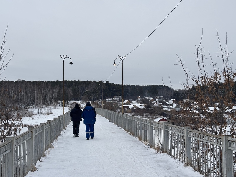 На мосту в Каменске-Уральском после жалоб жителей снова загорелись фонари | В Каменске-Уральском восстановлено освещение на пешеходном мосту