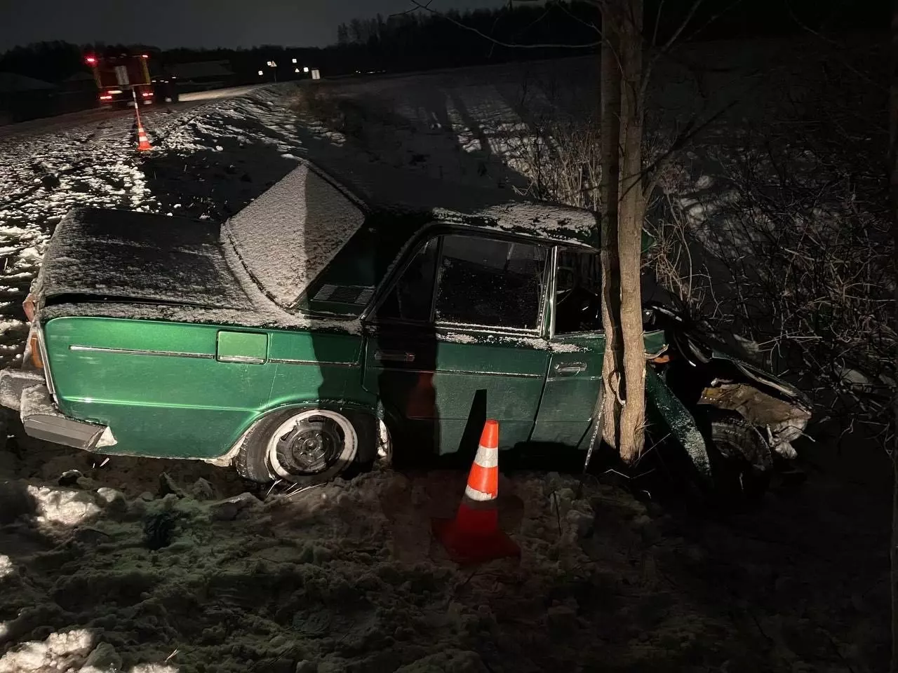 На Урале подросток угнал машину и врезался в дерево На Урале подросток угнал машину и врезался в дерево