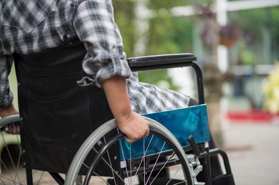 Люди в инвалидных колясках требуют денег у тюменцев  | Жителей Тюмени атаковали «инвалиды-колясочники» 