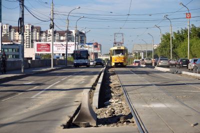 Мэрия Екатеринбурга уберет бордюр на Макаровском мосту