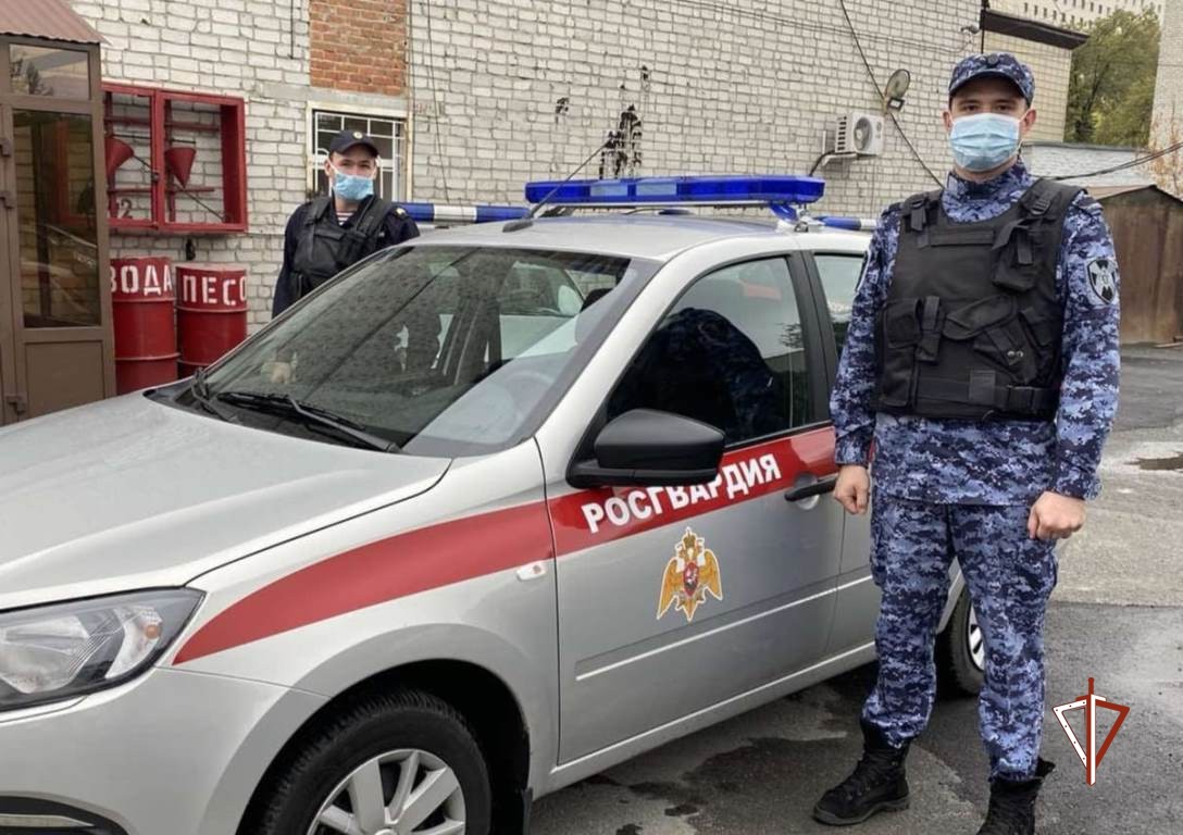 Экипаж вневедомственной охраны Росгвардии задержал мужчину с пистолетом в Тюмени Экипаж вневедомственной охраны Росгвардии задержал мужчину с пистолетом в Тюмени