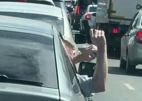 В Челябинске наказали пугавшего водителей оружием  | Полиция Челябинска нашла мужчину, пугавшего людей «пистолетом» 