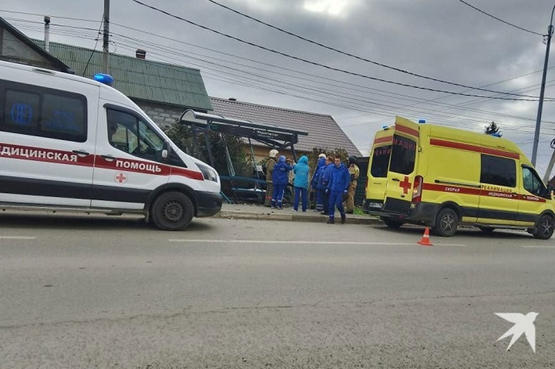 В Екатеринбурге легковушку отбросило в остановку: жители жалуются на уличные гонки | В Екатеринбурге легковушка попала в аварию и разнесла остановку